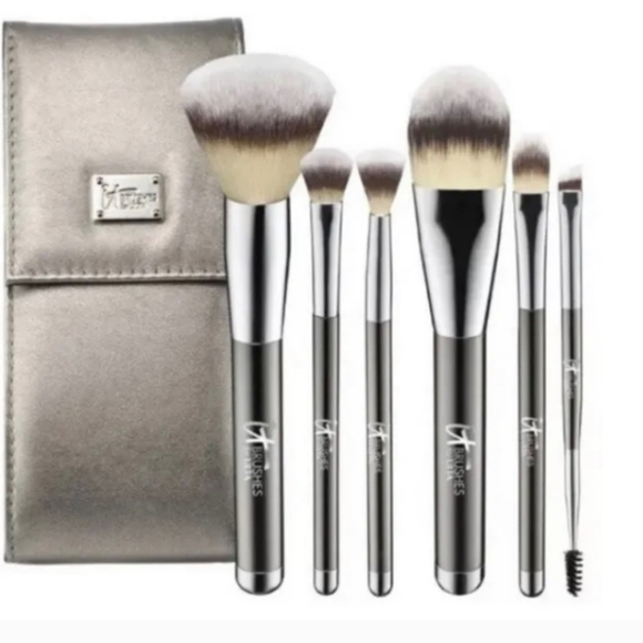 it cosmetics Other - IT cosmetics Your Superheroes full size travel brush set